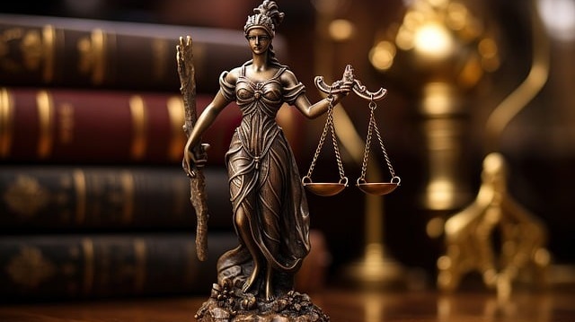Estatueta da Senhora da Justiça simbolizando áreas jurídicas como dano moral, inventário e direito do consumidor